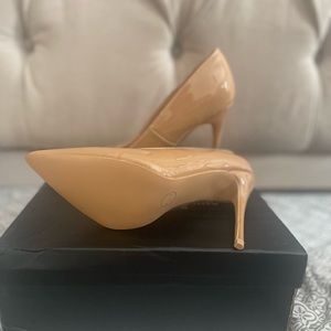 Nude patent leather stilleto pump